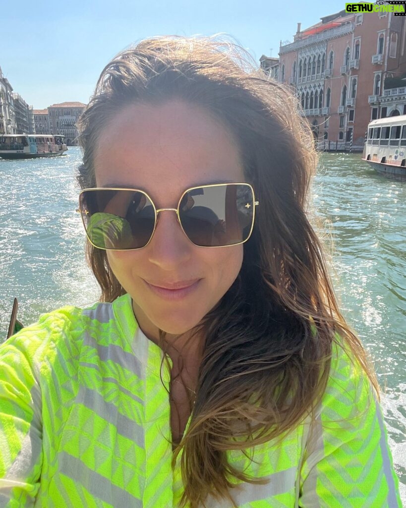 Alicja Bachleda-Curuś Instagram - La Grande Venezia, still wondering how is this place even real?! So much beauty everywhere! Art, food, friends💗#bienale #vacation #girlstrip ✨