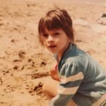 Alicja Bachleda-Curuś Instagram - Czy wy też tak dobrze pamiętacie wasze dzieciństwo? To plaża w Kryspinowie, spódniczka ze srebrną nitka trochę „gryzła”, a mokry piasek pachniał zbliżającym się latem. Jestem szczęściarą, miałam piękne dzieciństwo #dziendziecka #childrensday 🙏🏻🌸🌈⭐️🍒🍭🍦🪁🎬🩰🎤🏖🧸🎈