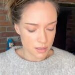 Alicja Bachleda-Curuś Instagram - U mnie często bywa tak, że noc miesza się z dniem podczas podróży pomiędzy Polską a Stanami. Byłam bardzo ciekawa, jak nowe serum marki @shiseido zadziała na moją skórę podczas i po podróży. Parę faktów: LiftDefine Radiance Night Concentrate to kosmetyk, który stosuje się jako ostatni krok wieczornej pielęgnacji, zaraz po kremie. Wyposażony jest w najnowszą technologię LiftDynamic 4D, która wpływa na aktywację naturalnego systemu antygrawitacyjnego skóry i w miarę stosowania kontur twarzy staje się bardziej uniesiony. Jedwabista konsystencja serum łatwo się rozprowadza, a zadziała najlepiej w połączeniu z 4 etapowym masażem twarzy. ✨Cera rano faktycznie wyglada na bardziej wypoczętą i promienna a skóra nabiera ładnego kolorytu - można nawet zapomnieć o makijażu 😎 Dziękuję @shiseido #reklama #SHISEIDO #VitalPerfection #LiftDefine #BeautyRitual #SkinCareRoutine #InstaBeauty #NightTimeSkincare @douglas_polska