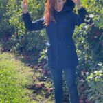 Alie Ward Instagram - Well well well, no sooner do we cover #Pomology 🍎 for @ologies then I get my rear end to a REAL ORCHARD to gander at apples with the Sleeper Crew. It was a real Falliday weekend with frickin pumpkins, skellies, apple crumbles, homemade pastas, fireside work sessions, and @jarrett_sleeper Monster Mashing all over the yard. Thank you sis/wedding gown designer @samantha.sleeper @chrisberrydrums @jayscards and my favorite jewelery-maker @palm__sunday for the coziest vibes. Hot damn, I loved it.