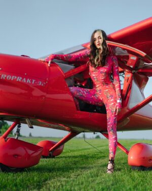 Alina Pash Instagram - That time when it was possible to fly on the beautiful little plane in Ukraine… 🥲💖

Magic overall by @waone_interesnikazki   @overall.ua 💞

Photo: @shpro1 
Make-up: @boiko_mua