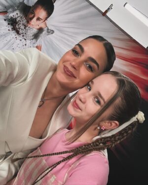 Alisha Weir Instagram - Abigail in theatres Friday!!! 🖤🩰🫶🏼
#pressdays @abigailthemovie ✨

Styling: @laura_sophie_cox 
Hair: @marcmena 
Makeup: @jostrettell