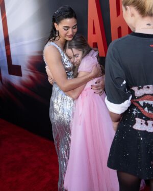 Alisha Weir Instagram - Abigail Premiere 🖤🩰🫶🏼
The most special night surrounded by the most special people! Getting to do a film with the most beautiful people on and off set makes everything so much better! 
My talented family!!
Abigail is in theatres TOMORROW! Make sure to get your tickets now! We appreciate you all and all of your support❤️Thank you!!!

Styling: @laura_sophie_cox 
Hair: @ryanrichman 
Makeup: @jostrettell 
@imprintpr