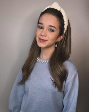 Alisha Weir Instagram - Abigail in theatres Friday!!! 🖤🩰🫶🏼
#pressdays @abigailthemovie ✨

Styling: @laura_sophie_cox 
Hair: @marcmena 
Makeup: @jostrettell