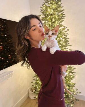 Alisha Newton Instagram - merry christmas ily ✨