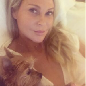 Alison Doody Instagram - Starting my weekend with this beauty ❤️
.
.
.
.
#friday #movienight #doglover