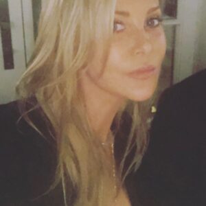 Alison Doody Instagram - New Year’s Eve with great friends feeling blessed... Wishing everyone a wonderful 2020! ❤️
#newyearseve2019 #greatcompany #friends #2020