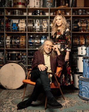 Alison Krauss Instagram - @robertplantofficial and Alison spoke to @nytimes about their upcoming album 'Raise The Roof'.
Tap the link in bio to read the article. 

Photo: Eric Ryan Anderson