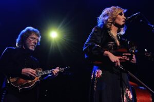 Alison Krauss Instagram - Alison performing with Sam Bush (@sambushband) at Volunteer Jam XX: A Tribute to Charlie Daniels in Nashville on March 7th, 2018.
Photo credit: @smokingmonkeyphoto