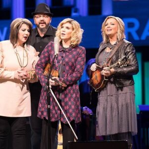 Alison Krauss Instagram - Alison and @theisaacsmusicofficial performing at @opry last month.