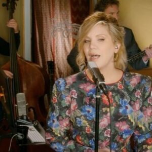 Alison Krauss Instagram - @robertplantofficial and @alisonkrauss perform from the control room of Sound Emporium for @npr’s Tiny Desk. Link in story to watch.