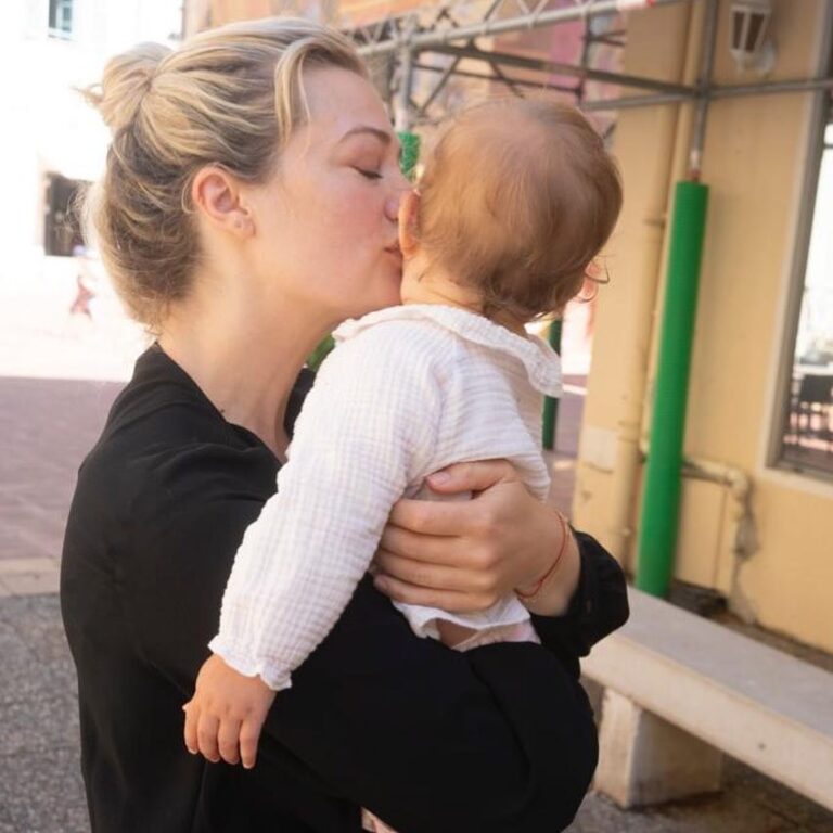 Alison Sudol Instagram - just so, so happy (especially because @angelakohler took this photo) #playground #mama #baby #love