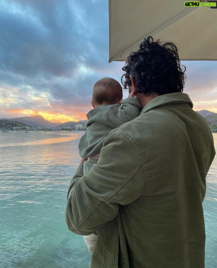 Alison Sudol Instagram - things that make me stupidly happy #playground #music #family #baby #love #ocean #sunset #stillcomethenight