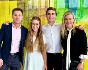 Alison Sweeney Instagram - Happy Easter 💐