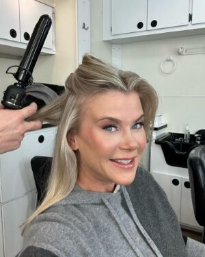 Alison Sweeney Instagram - So happy to be back in the make up trailer. #glam #glamsquad 📺 🎥