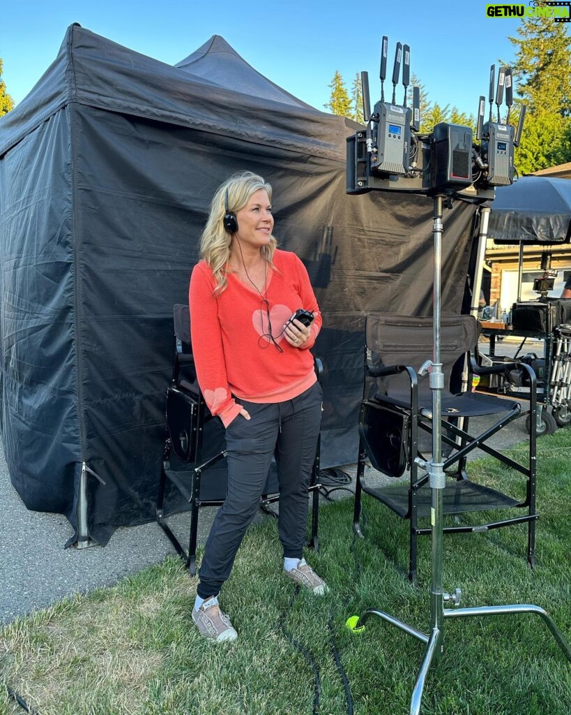 Alison Sweeney Instagram - So exciting to be on set for the newest #HannahSwensen ! Proud to be producing another episode for these fun characters. #bluesocks #motivationmonday #setlife 🎥