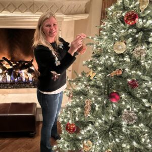 Alison Sweeney Instagram - Decorating done!! So happy to have the tree up and ready for the holiday season 🎄