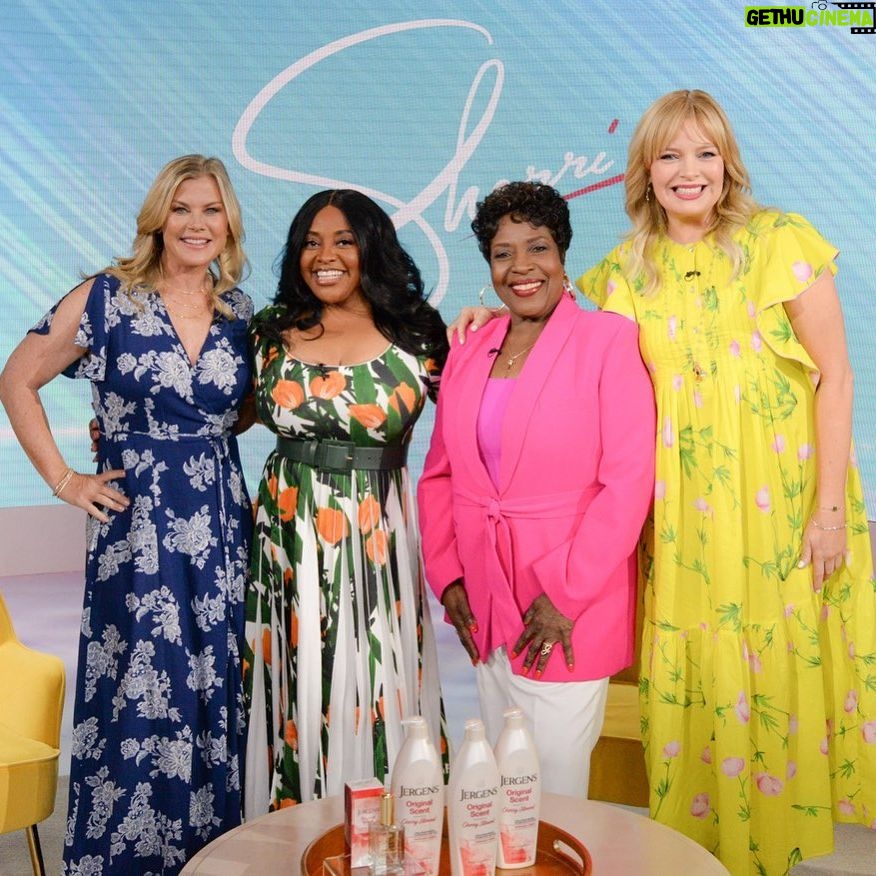 Alison Sweeney Instagram - It was a blast celebrating #mothersday with these delightful moms!! Thank you @sherrishowtv for inviting me to be a part of this wonderful group 💕