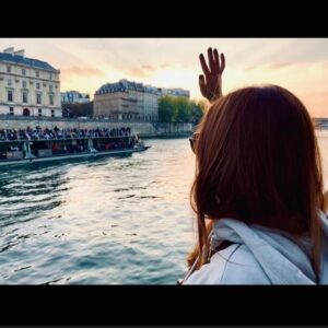 Alison Wheeler Instagram - Et cette manie de faire coucou aux bateaux-mouches 
📷 @lazdance7