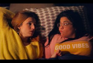 Alison Wheeler Instagram - 🎬 Forte de @lewkowiczkatia et @melhabedia est toujours disponible sur @primevideofr et vos retours font très chaud au coeur 💓
(Et ça reste entre nous mais la  personne qui m’accompagne sur cette photo me manque pas mal)