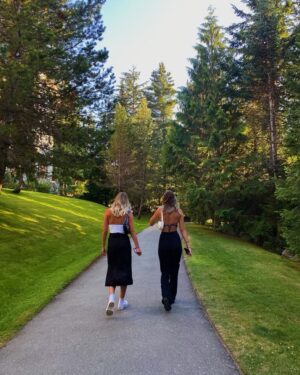 Alissa Skovbye Instagram - i feel bad for people who don’t have an Una in their life. i’m so lucky to know and love you❤️Happy Birthday pretty girl, you’re stuck with me for life🫶🏻