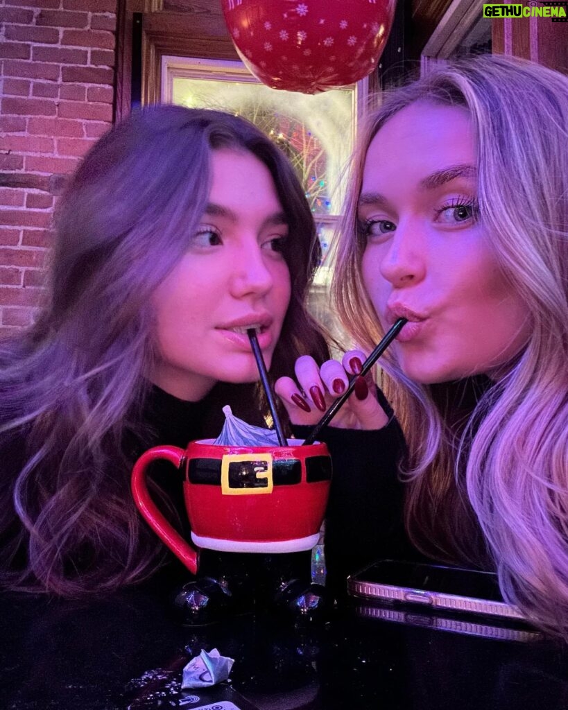 Alissa Skovbye Instagram - christmas eve eve ❣️