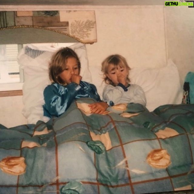 Alissa Skovbye Instagram - even though you’re 7 years older… thank you for always making sure i never have to go through anything alone, even sucking my thumb(; happy birthday bestie i love you like no one else 🩷👯‍♀️