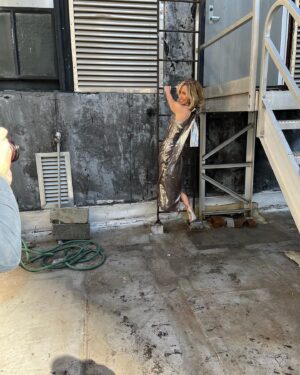 Alisyn Camerota Instagram - I know this looks like an insanely glam cover shoot for @nymovesmagazine about my memoir, but it was 30 degrees on that rooftop! 
Ok?
And that metal ladder was freezing. Now are you impressed by my toughness?

HUGE thanks to @SpencerHeyfron for his amazing photography and most of all, Moonah Ellison for her badass magazine and always celebrating the power of women. Hits stands in March.