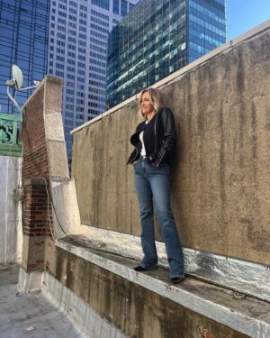 Alisyn Camerota Instagram - I know this looks like an insanely glam cover shoot for @nymovesmagazine about my memoir, but it was 30 degrees on that rooftop! 
Ok?
And that metal ladder was freezing. Now are you impressed by my toughness?

HUGE thanks to @SpencerHeyfron for his amazing photography and most of all, Moonah Ellison for her badass magazine and always celebrating the power of women. Hits stands in March.