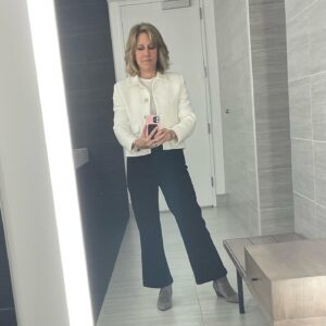 Alisyn Camerota Instagram - This is what it looks like to transform from news anchor at CNN in the morning to Ramones aficionado in the afternoon on @iheartradio’s @atfirstlistenpodcast with @diamondsincere and @andrewmagnotta. #prestochango! 

Stay tuned for our conversation, dropping on May 16th.