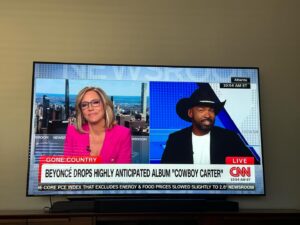 Alisyn Camerota Instagram - I don’t recall this ensemble in @victorblackwell’s collection during our #wardrobewednesdays. But it suits him perfectly!  I’ll be anchoring on @cnn today 4-8p (et). Come keep me company, y’all. Giddyup!