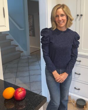 Alisyn Camerota Instagram - A special #WardrobeWednesday: Now and Then Edition.

First day, sophomore year in high school.

As you’ll read in my memoir, this smiling teenage girl didn’t know that two months after this photo was taken, the foundation of her life would fall apart.  Four decades later, the adult woman in the next photo knows that stability and security can be illusions and that a foundation is sturdiest when it’s built from within. 

Either way, I think we can all agree on the timeless awesomeness of a puffy-shoulder shirt.

Combat Love is available for pre-order now. See link in my bio.

#CombatLove #nowandthen #throwback