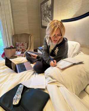 Alisyn Camerota Instagram - Gen Z may refer to this as #bedrotting but I call it my #globalbedquarters. Where cozy meets productivity.