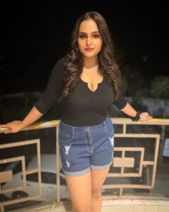 Aliya Naaz Instagram - Recent 🖤🎬 . . . . #casualstyle #casualoutfit #shootlife #actorslife #actor #southindianactress #southindianactor #pinkvillasouth #pinkvillafashion #pinkvillatelly #instantbollywood #bollywoodhungama #mumbaigirls #mumbaigirl #indiangirl #nightphotography #pollywood #colorstv #starplus #sonakshisinha #bollywoodhot #bollywoodactress #bandra #positivity