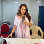 Aliya Naaz Instagram - Happy place 🎬 . . . . #mirrorselfie #mirrors #vanitymirror #vanitymakeup #vanityfair #shooting #mumbaiactor #filmcitymumbai #mumbaikar #indianactress #kumkumbhagya #sjstudio #balajitelefilms #bollywoodhot #instantpollywood #pinkvillafashion #pinkvillasouth #tellycelebs #tellychakkar #mumbaigirls #indiangirl #babypink #makeuproom #actresshot #aliyanaaz #mehboobstudio #altbalaji #andheriwest