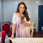 Aliya Naaz Instagram - Happy place 🎬 . . . . #mirrorselfie #mirrors #vanitymirror #vanitymakeup #vanityfair #shooting #mumbaiactor #filmcitymumbai #mumbaikar #indianactress #kumkumbhagya #sjstudio #balajitelefilms #bollywoodhot #instantpollywood #pinkvillafashion #pinkvillasouth #tellycelebs #tellychakkar #mumbaigirls #indiangirl #babypink #makeuproom #actresshot #aliyanaaz #mehboobstudio #altbalaji #andheriwest