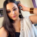 Aliya Naaz Instagram - Passionate from miles away ❤️ . . . . .#trendingnow #indian #traditionallook #indiangirl #indiangirls #mumbai #sfs #sfspost #follow #whitesaree #sareelook #saree #sareelove #jhumkas #love #actorsquotes #actorslife #happiness #actorslife #bereal #aliya #mumbaigirls #sareelover #ethnicfashion #mumbai #kolkata #hashtag #ethniclook
