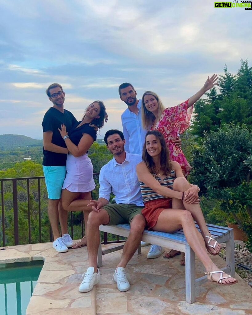 Alizé Cornet Instagram - I didn't take a pill in Ibiza 😉, but still had an unforgettable week with these amazing people 🫶🥹💃 Ibiza, you are so much more than what your reputation would suggest 🙏🌱🌺🌳🐠🌞⛵️💙✌️ Merci pour tout les copains 🥰 #vidalocaforever