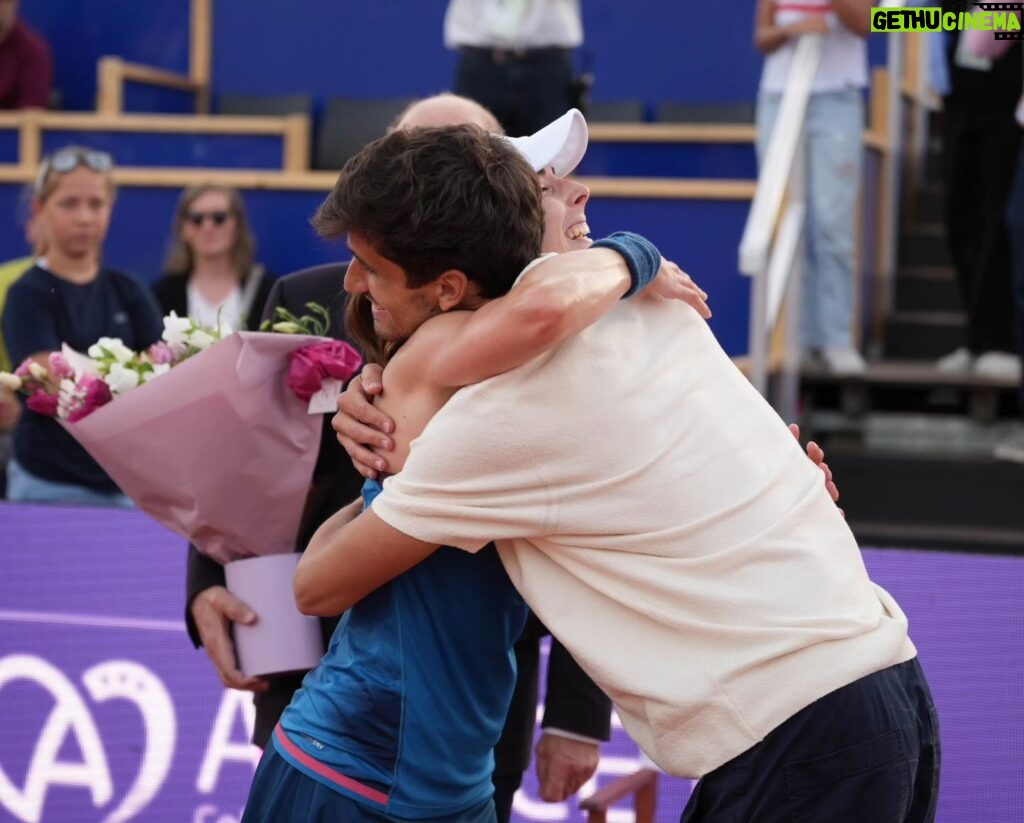 Alizé Cornet Instagram - Le plus mignon des hommages hier à Strasbourg 🥹❤️ Merci @wta_strasbourg pour ce geste et @pierrehuguesherbert pour ta présence, j'ai été très touchée 🙏🥲 Le début des au revoir n'est pas de tout repos pour mon petit cœur, mais je vais garder le cap pour faire de ce dernier Roland le plus beau jubilé possible 🙌 Merci à tous pour votre soutien 🫶