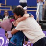 Alizé Cornet Instagram - Le plus mignon des hommages hier à Strasbourg 🥹❤️ Merci @wta_strasbourg pour ce geste et @pierrehuguesherbert pour ta présence, j'ai été très touchée 🙏🥲 Le début des au revoir n'est pas de tout repos pour mon petit cœur, mais je vais garder le cap pour faire de ce dernier Roland le plus beau jubilé possible 🙌 Merci à tous pour votre soutien 🫶