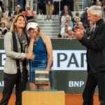 Alizé Cornet Instagram - Un moment inoubliable 🥹 Je dis au revoir à 20 ans de tennis professionnel, 20 ans d'une vie pour laquelle j'ai absolument tout donné et qui m'a tant donné en retour. Il y a forcément un peu de tristesse aujourd'hui, mais aussi une profonde fierté d'avoir puisé au fond de moi pendant toutes ces années, sans jamais perdre cette passion infinie pour le tennis. Merci @rolandgarros pour cette cérémonie pleine d'émotions, et à vous tous pour vos messages et votre amour. D'une manière ou d'une autre, on se retrouvera ❤️ P.s : Good luck for your career @zhengqinwen_tennis 🙏🤗