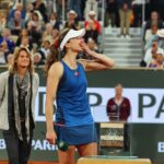 Alizé Cornet Instagram - Un moment inoubliable 🥹 Je dis au revoir à 20 ans de tennis professionnel, 20 ans d'une vie pour laquelle j'ai absolument tout donné et qui m'a tant donné en retour. Il y a forcément un peu de tristesse aujourd'hui, mais aussi une profonde fierté d'avoir puisé au fond de moi pendant toutes ces années, sans jamais perdre cette passion infinie pour le tennis. Merci @rolandgarros pour cette cérémonie pleine d'émotions, et à vous tous pour vos messages et votre amour. D'une manière ou d'une autre, on se retrouvera ❤️ P.s : Good luck for your career @zhengqinwen_tennis 🙏🤗