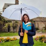 Alizé Cornet Instagram - Ce roman parle d'amitié, d'amour, de liens, d'attentes, d'espoir et de ces peurs qui habitent en chacun de nous. Mais ce roman, c'est avant tout un abri, à l'image de ces parapluies si joliment representés sur la couverture, un refuge dans lequel se réchauffer l'espace de quelques heures au contact de Nina, Marcel et Romain. Si vous allez à leur rencontre, ils ne vous laisseront pas indifférents. Mon deuxième roman, 𝘊𝘦 𝘲𝘶𝘪 𝘮𝘢𝘯𝘲𝘶𝘦 à 𝘭'𝘢𝘮𝘰𝘶𝘳, aujourd'hui en librairie 🥳 @editionsalbinmichel @louisedanou