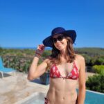 Alizé Cornet Instagram - Sunday vibe 😎☀️🌴🍍👒 "Le plus beau vêtement que puisse porter une femme, ce sont les bras de l'homme qu'elle aime." 🦆💕