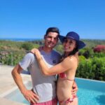 Alizé Cornet Instagram - Sunday vibe 😎☀️🌴🍍👒 "Le plus beau vêtement que puisse porter une femme, ce sont les bras de l'homme qu'elle aime." 🦆💕