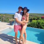 Alizé Cornet Instagram - Sunday vibe 😎☀️🌴🍍👒 "Le plus beau vêtement que puisse porter une femme, ce sont les bras de l'homme qu'elle aime." 🦆💕