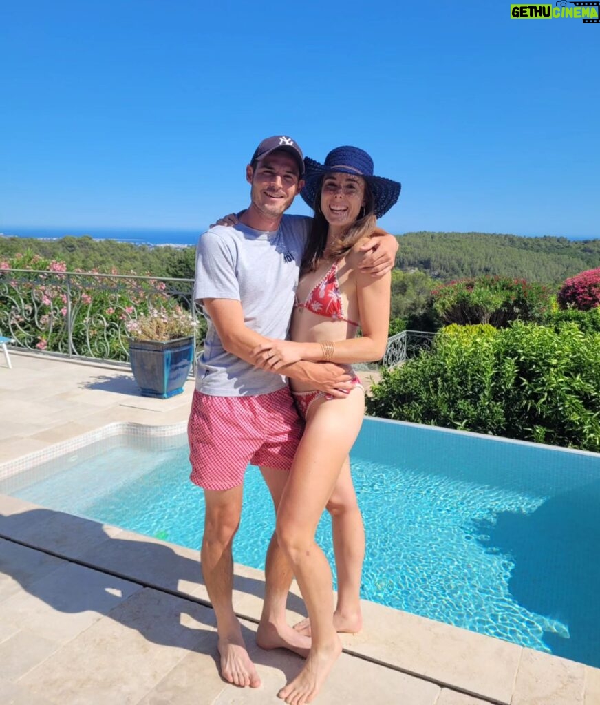 Alizé Cornet Instagram - Sunday vibe 😎☀️🌴🍍👒 "Le plus beau vêtement que puisse porter une femme, ce sont les bras de l'homme qu'elle aime." 🦆💕