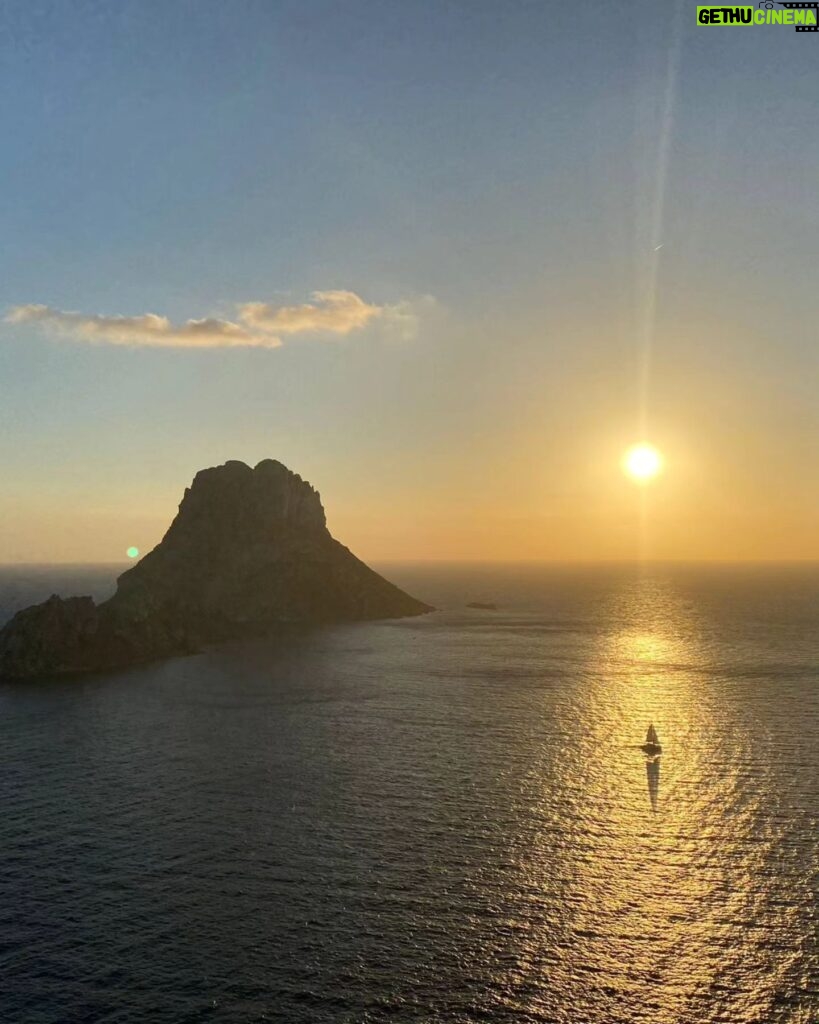 Alizé Cornet Instagram - I didn't take a pill in Ibiza 😉, but still had an unforgettable week with these amazing people 🫶🥹💃 Ibiza, you are so much more than what your reputation would suggest 🙏🌱🌺🌳🐠🌞⛵️💙✌️ Merci pour tout les copains 🥰 #vidalocaforever