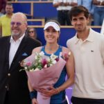 Alizé Cornet Instagram - Le plus mignon des hommages hier à Strasbourg 🥹❤️ Merci @wta_strasbourg pour ce geste et @pierrehuguesherbert pour ta présence, j'ai été très touchée 🙏🥲 Le début des au revoir n'est pas de tout repos pour mon petit cœur, mais je vais garder le cap pour faire de ce dernier Roland le plus beau jubilé possible 🙌 Merci à tous pour votre soutien 🫶