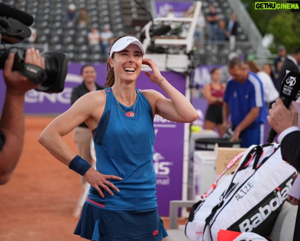 Alizé Cornet Instagram - Le plus mignon des hommages hier à Strasbourg 🥹❤️ Merci @wta_strasbourg pour ce geste et @pierrehuguesherbert pour ta présence, j'ai été très touchée 🙏🥲 Le début des au revoir n'est pas de tout repos pour mon petit cœur, mais je vais garder le cap pour faire de ce dernier Roland le plus beau jubilé possible 🙌 Merci à tous pour votre soutien 🫶